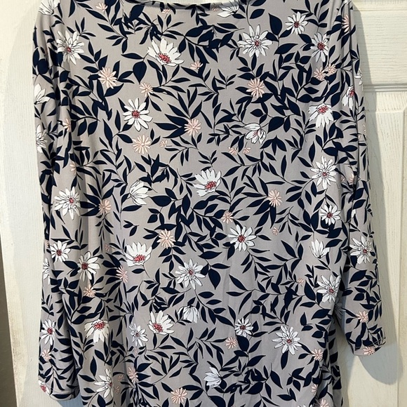 NWOT Liz Claiborne Floral Top - Picture 2 of 5